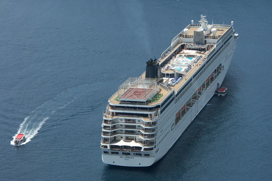 El MSC Armonia fondeando en Dubrovnik (Croacia) MSC ARMONIA CRUCEROS MSC OFERTAS DESCUENTOS DESCOMPTES CREUERS
